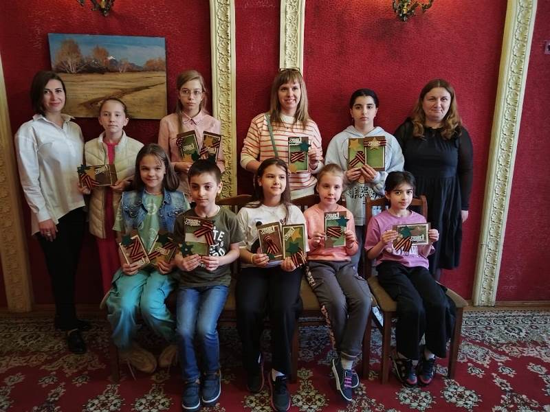 Пугачевские школьники изготовили своими руками открытки ветеранам